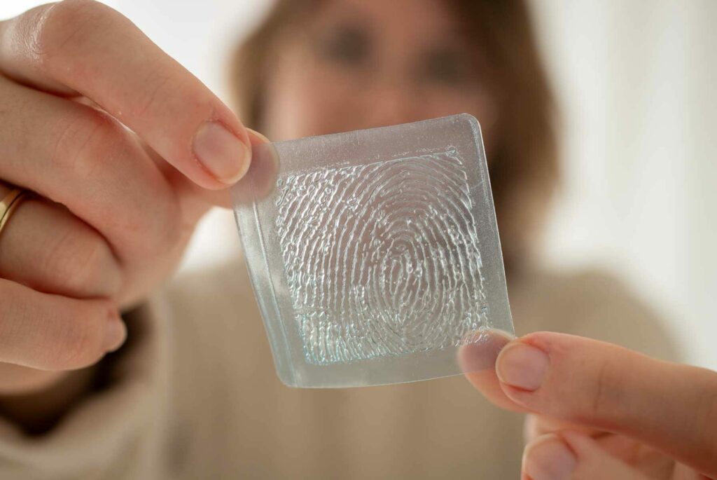 Frau zeigt einen Super Patch direkt in die Kamera