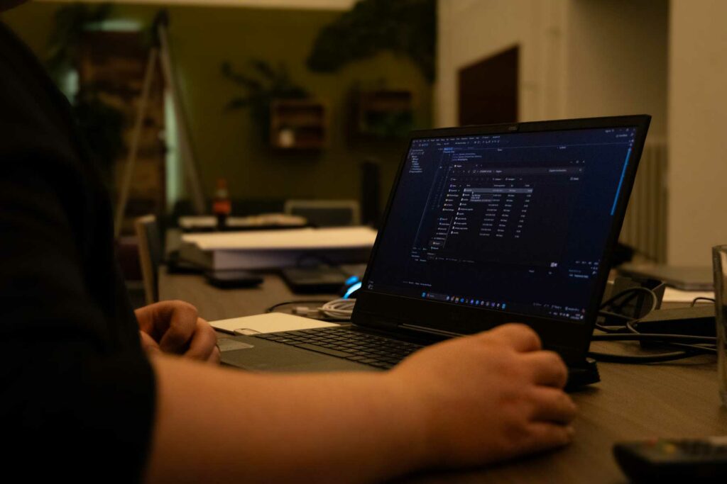 Laptop auf einem Tisch mit einem Arm an der Maus