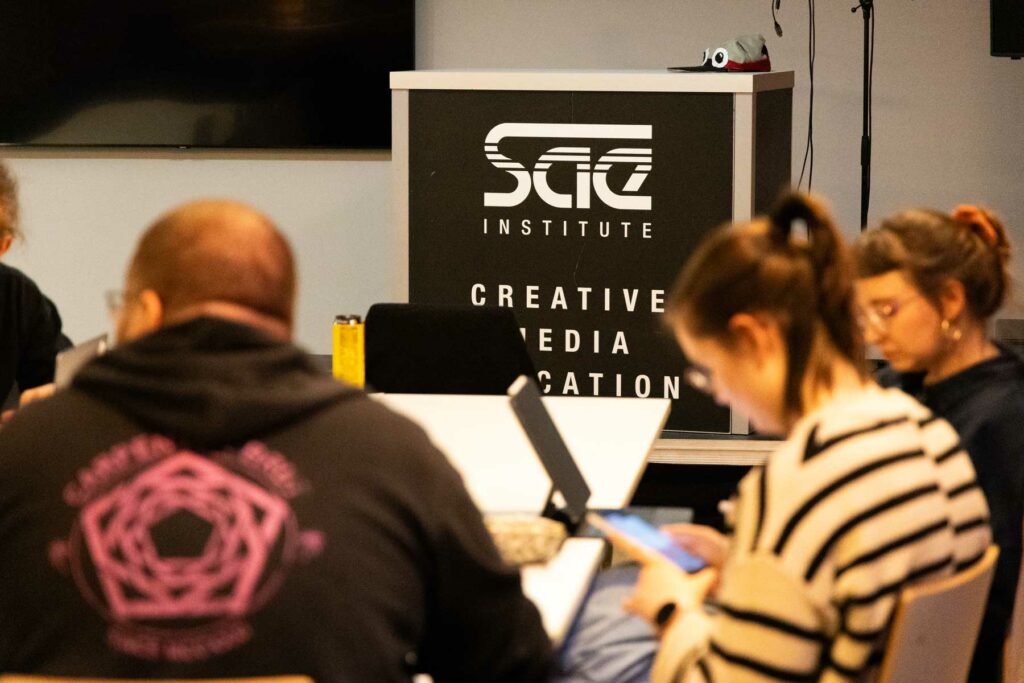 Pult auf einer Präsentationsfläche mit SAE Logo