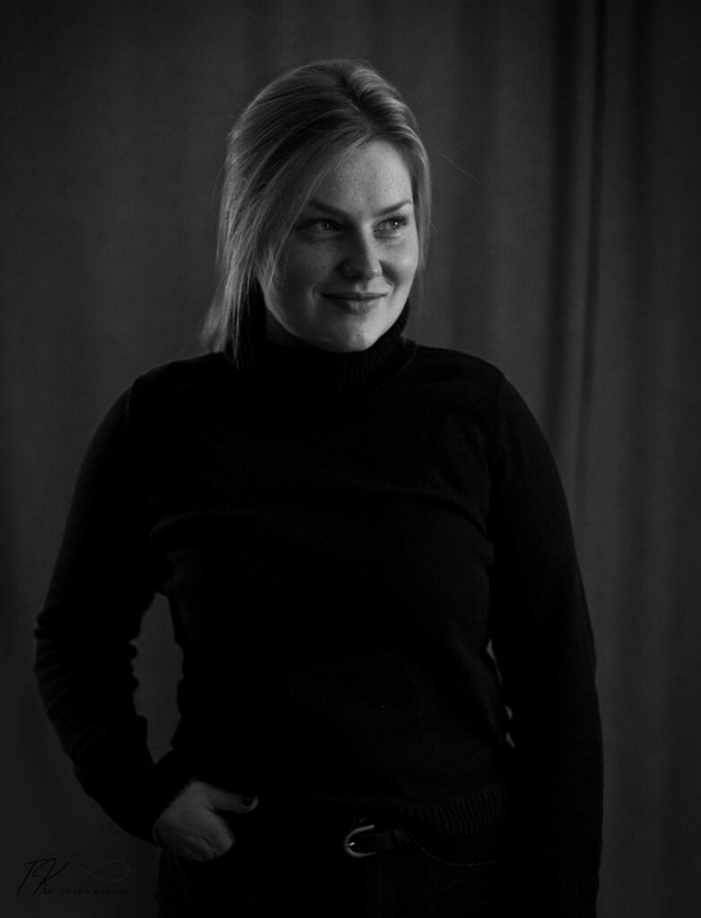 Schwarz weißes Bild einer jungen Frau, die leicht zur Seite schaut